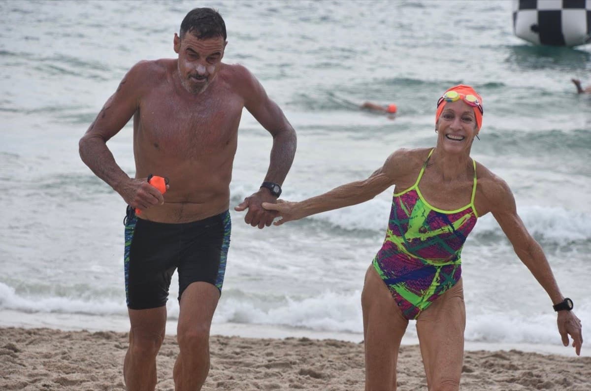 Swimmers finishing together